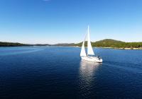 barcha a vela cielo blu baia del mare yacht a vela losinj Croazia